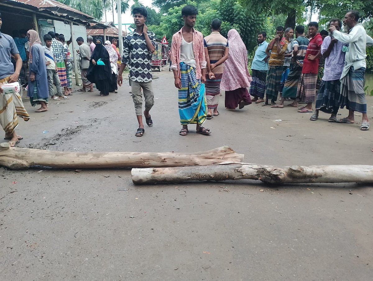 সার না পেয়ে কুড়িগ্রামে সড়ক অবরোধ, চার ঘণ্টা গুদামে অবরুদ্ধ কৃষি কর্মকর্তা