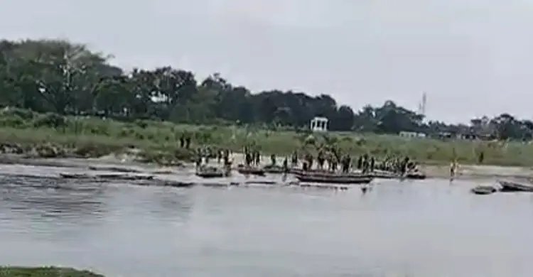 সীমান্তে রাবার বুলেট নিক্ষেপ, ৫ বাংলাদেশি নৌকা নিয়ে গেছে বিএসএফ