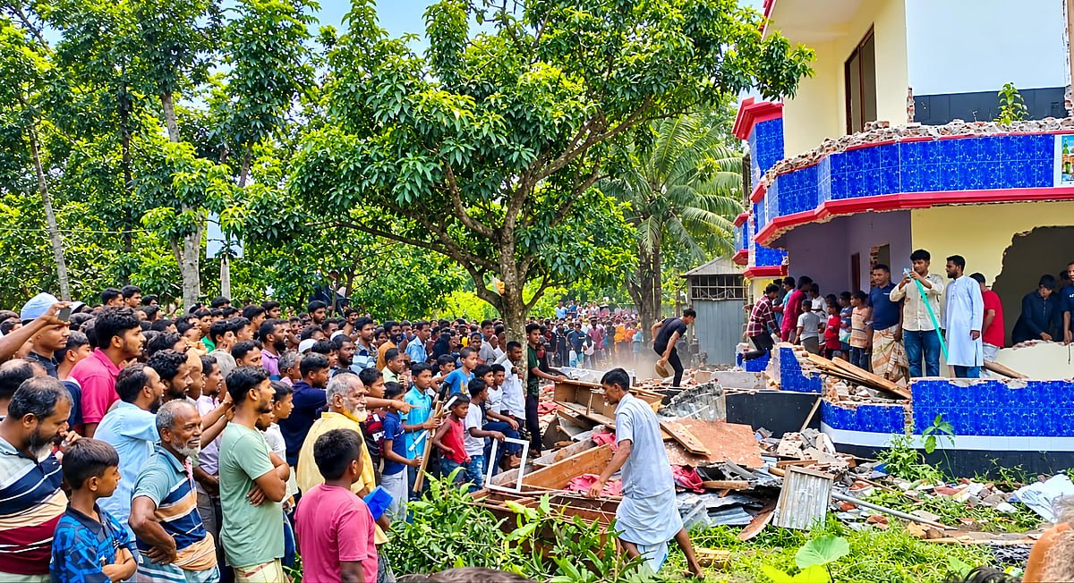 শিশুশিক্ষার্থীকে ধর্ষণের পর হত্যা, আসামির বাড়ি গুঁড়িয়ে দিল জনতা