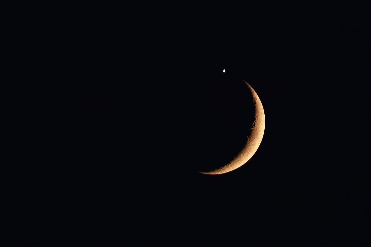 সন্ধ্যার আকাশে চাঁদ ও শুক্র
