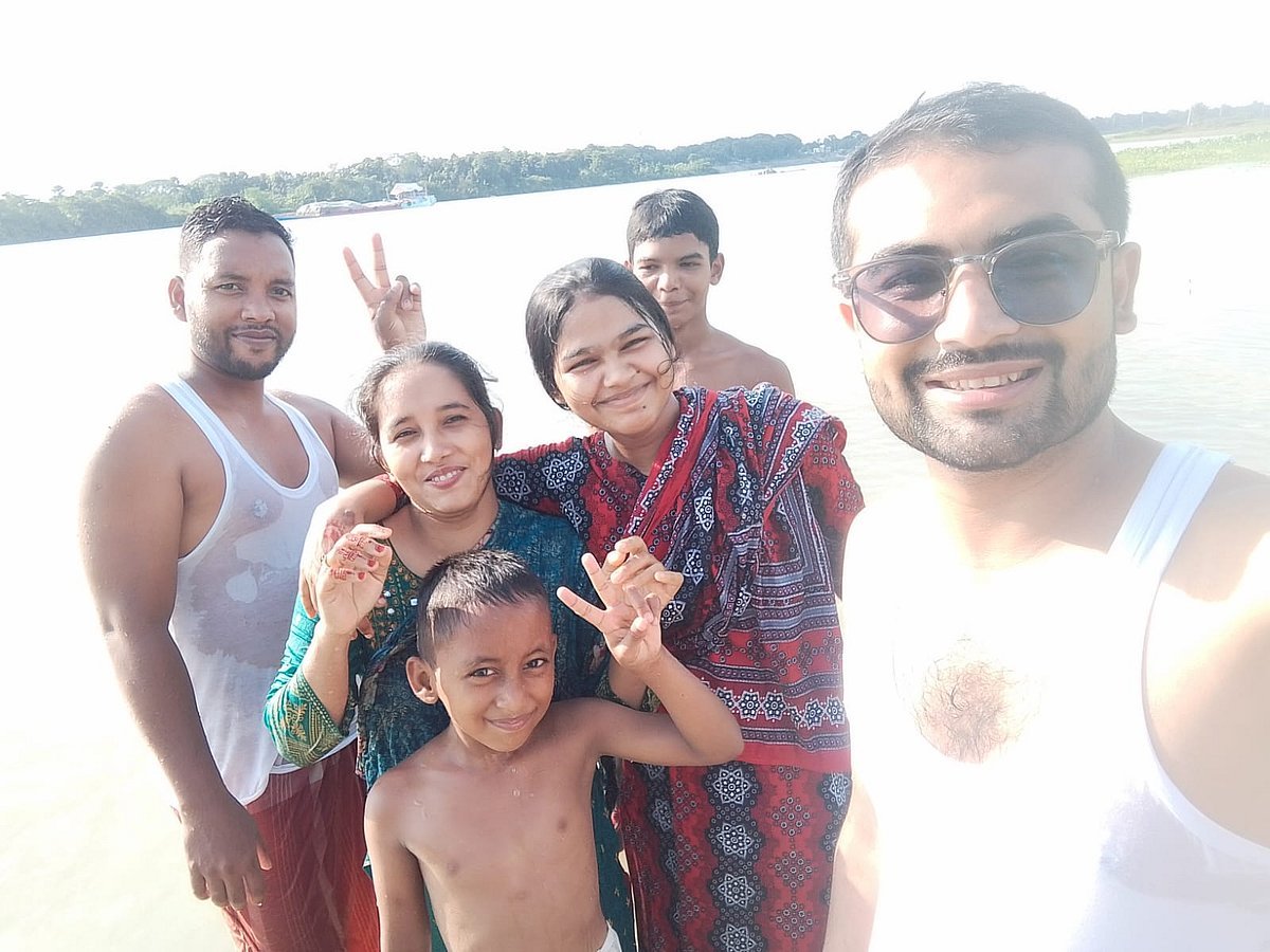 স্রোতে তলিয়ে যাচ্ছিলেন পাঁচজন, ঝাঁপ দিয়ে দুজনকে উদ্ধার করে মারা গেলেন তরুণ