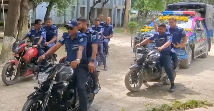 থানায় পুলিশ কনস্টেবলের রাজকীয় বিদায়
