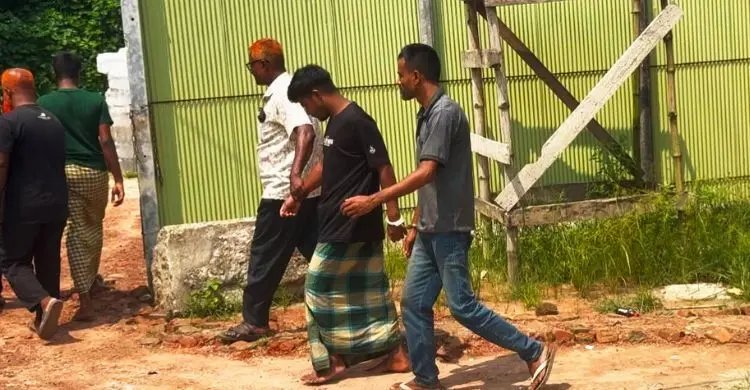 তৈরি হচ্ছিল নকল বিদেশি সিগারেট, মেশিনসহ গ্রেফতার ৯