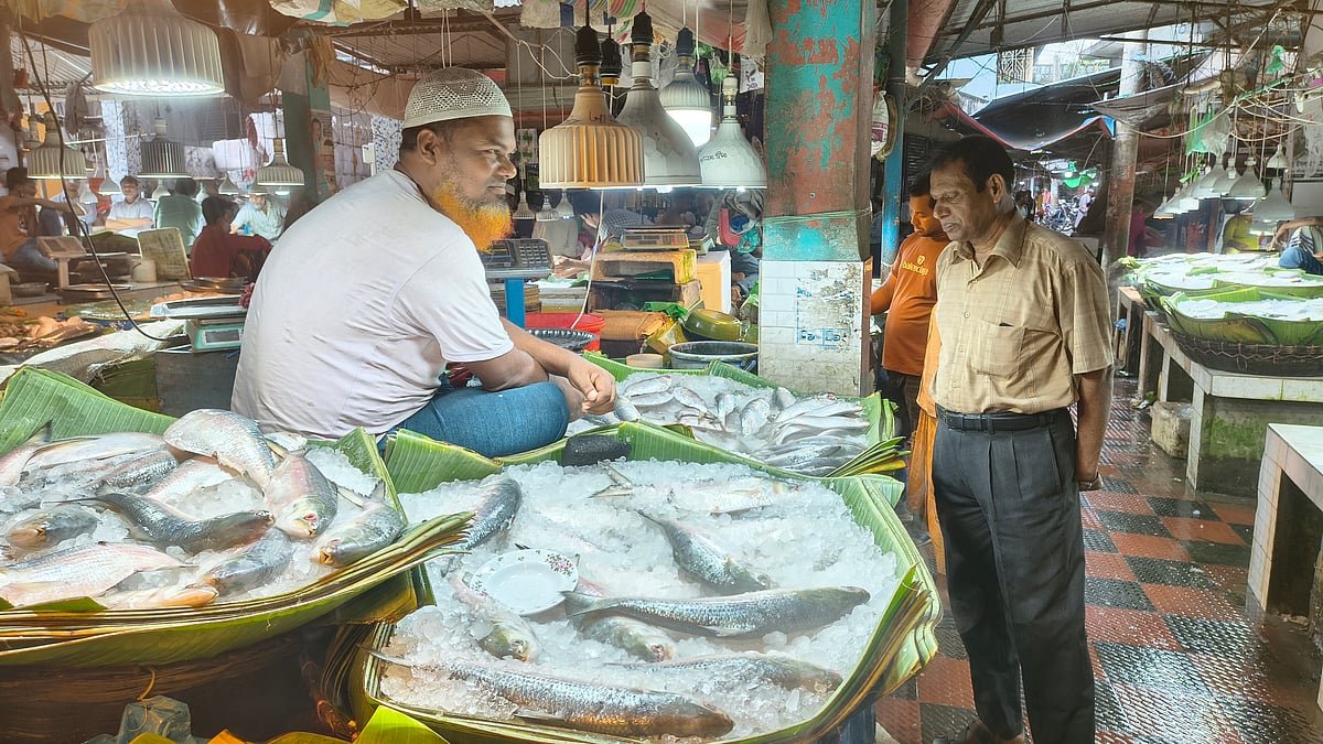 ভারত থেকে আসা ইলিশ যশোরের বাজারে বিক্রি হচ্ছে ‘বরিশালের ইলিশ’ নামে