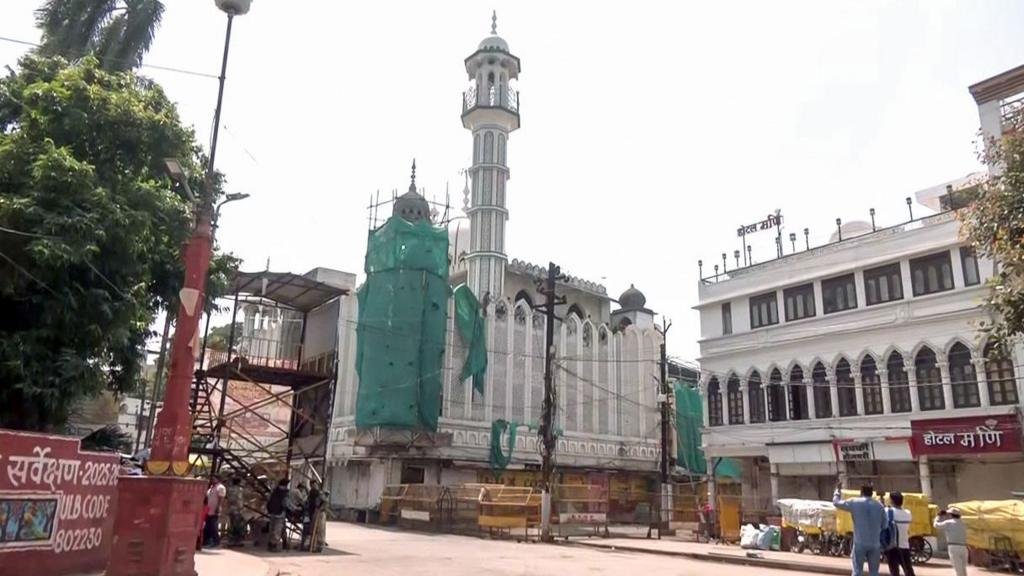 ভারতের উজ্জয়িনীতে যে মসজিদের একটি অংশ ভাঙা ঘিরে উত্তেজনা তার ইতিহাস কী?