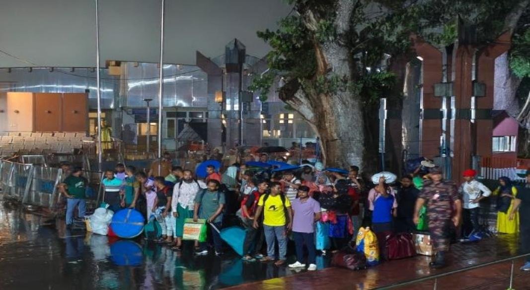 ভারতে পাচারের শিকার ৫০ জন বাংলাদেশি নারী,পুরুষকে বিশেষ ট্রাভেল পারমিটের মাধ্যমে দেশে ফেরত।