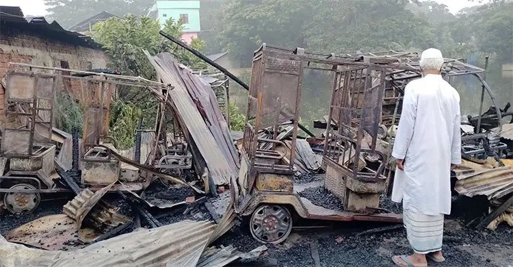 যানজটে আটকে ফায়ার সার্ভিস, অগ্নিকাণ্ডে পুড়ল দোকান-যানবাহন