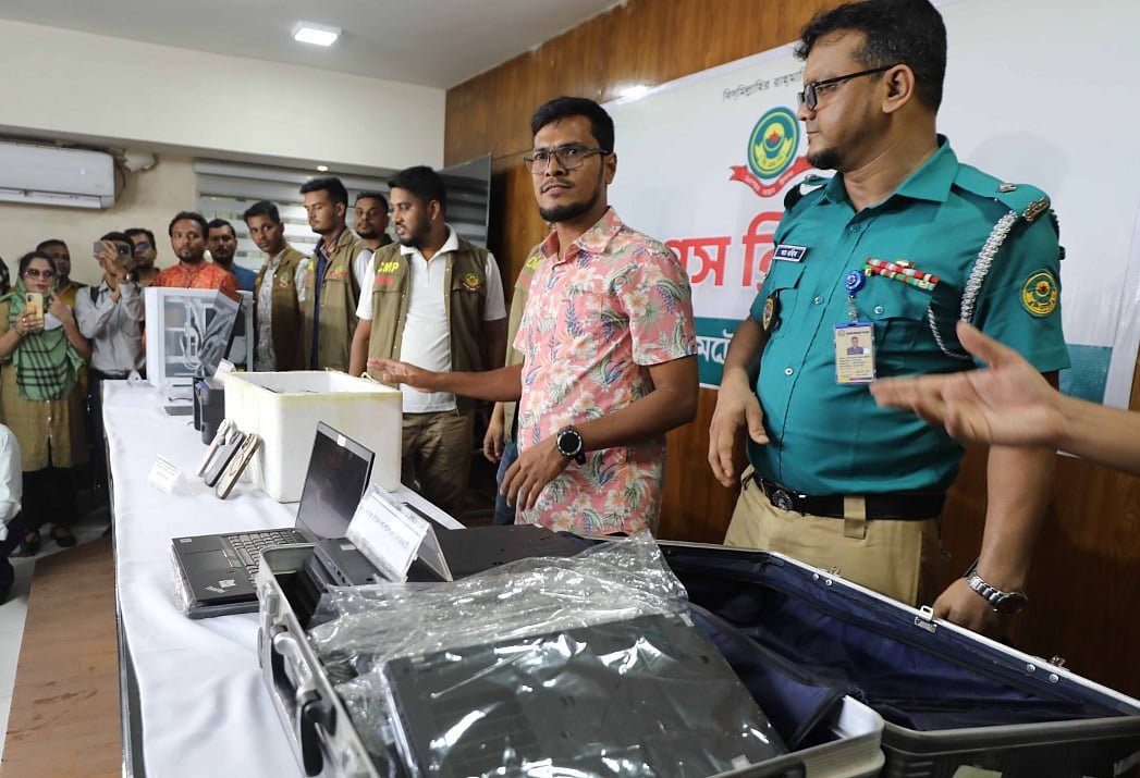 ৮ তলার ভবনে নানা ডিভাইস নিয়ে ৬৩ বিদেশি নাগরিক কী করছিলেন, যা বলছে পুলিশ