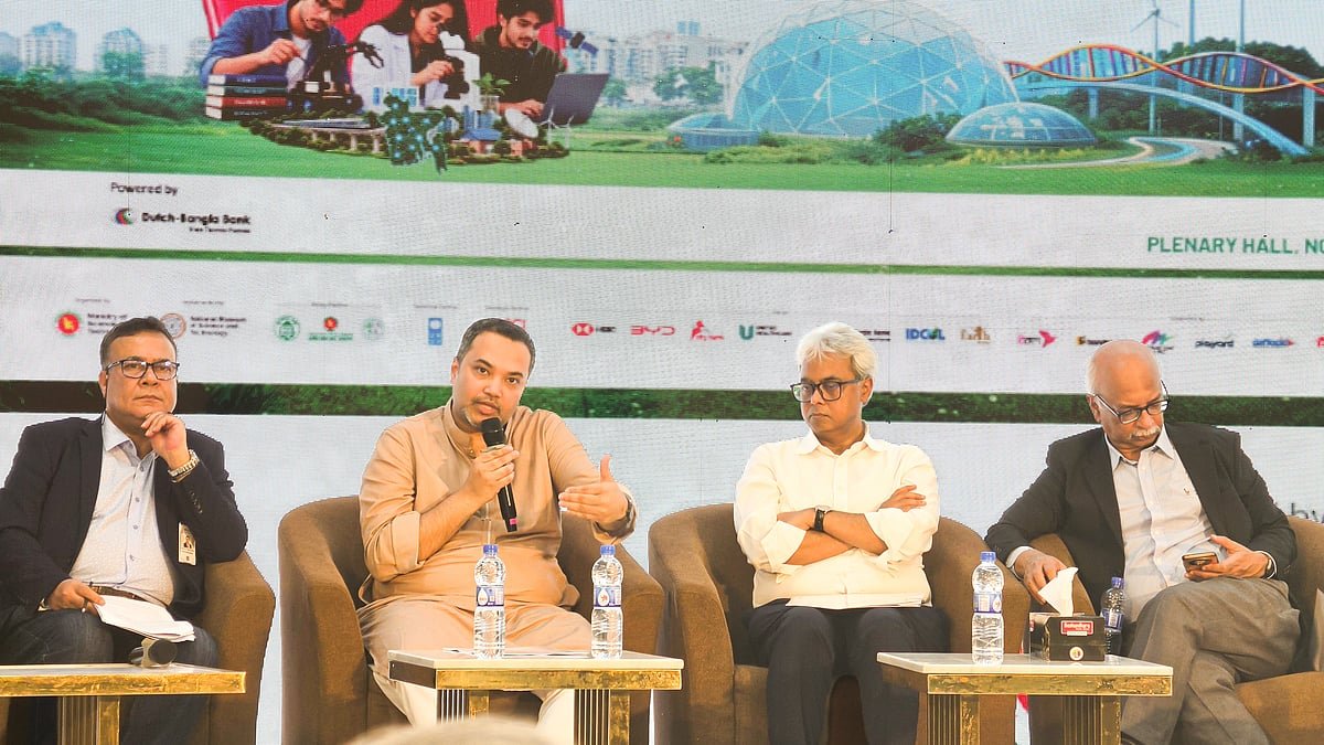 আগামী শিক্ষাবর্ষে মাধ্যমিকের বইয়ে কৃত্রিম বুদ্ধিমত্তা গুরুত্ব পাবে: মাহদী আমিন