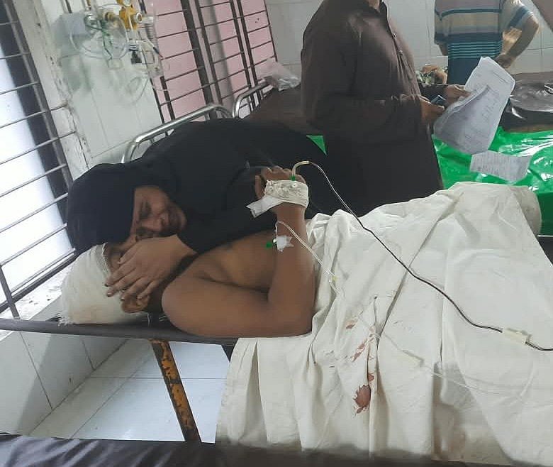 ‘আমার ছেলেকে বাঁচান’, ট্রেন থেকে পড়ে বাঁ হাত ও বাঁ পা হারানো আজমীরের মায়ের আকুতি