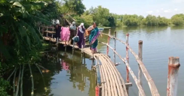 আম্পানের ছয় বছরেও সড়ক-কালভার্ট হয়নি, দুর্ভোগে ৬ গ্রামের ২৮ হাজার মানুষ