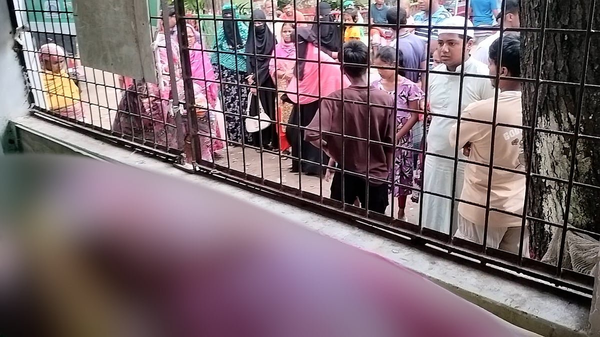 আত্মগোপন থেকে বাড়িতে এলে কার্যক্রম নিষিদ্ধ যুবলীগের এক নেতাকে কুপিয়ে হত্যা
