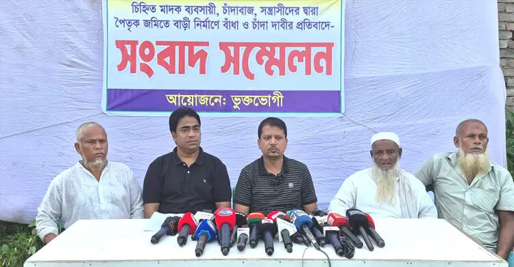 বাড়ি নির্মাণে ১০ লাখ টাকা চাঁদা দাবি, না পেয়ে হামলা-ভাঙচুরের অভিযোগ