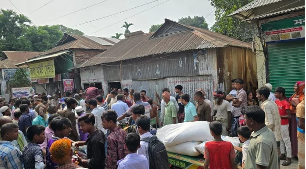 বিএনপি নেতার সার বিক্রয়কেন্দ্রের তালা ভাঙার চেষ্টা ক্ষুব্ধ কৃষকদের