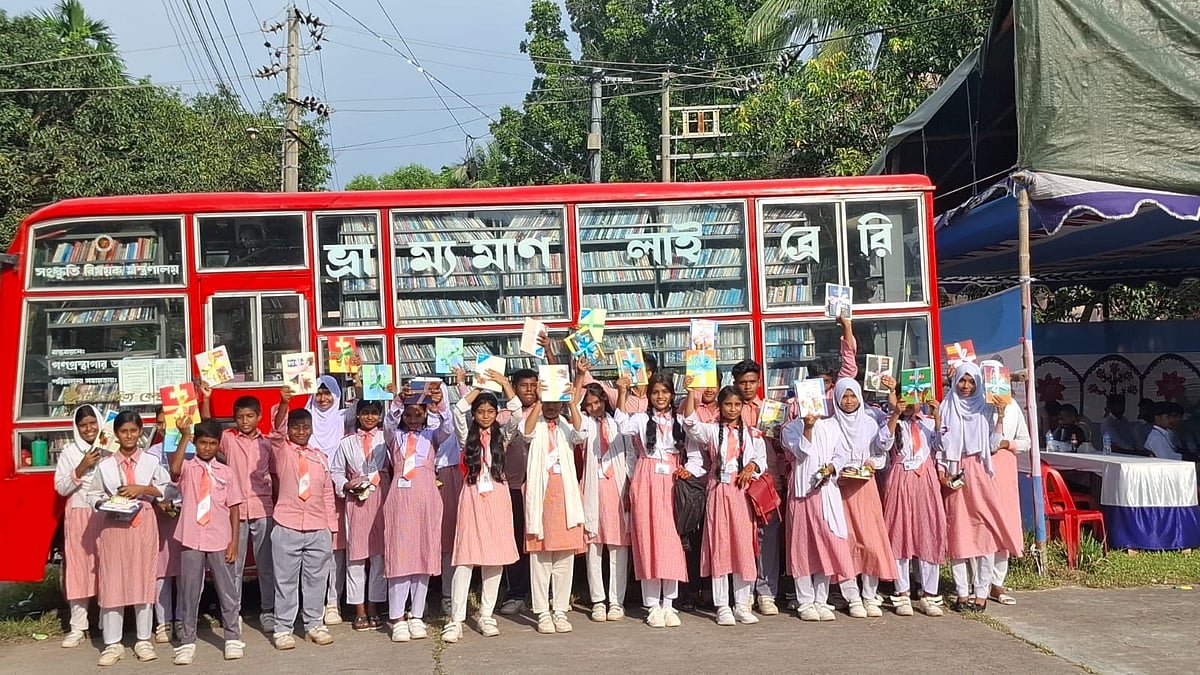 বইপড়ায় ছেলেদের চার গুণ বেশি পুরস্কার পেল মেয়েরা