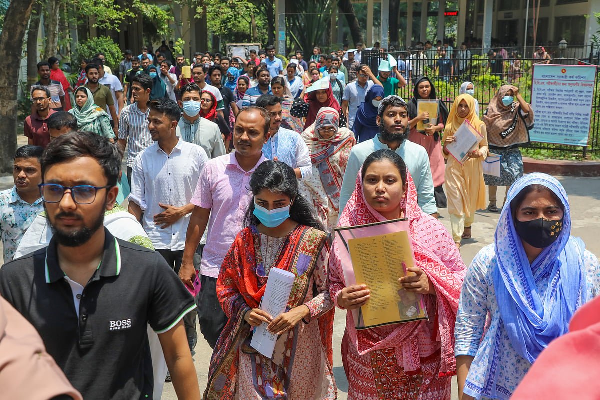 বিসিএস উন্মাদনা বনাম বেসরকারি ক্যারিয়ার: বাংলাদেশের তরুণ প্রজন্ম কেন ঝুঁকেছে সরকারি চাকরিতে