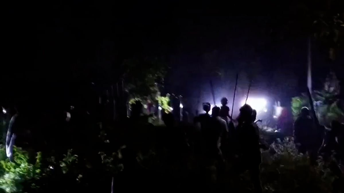 ব্রাহ্মণবাড়িয়ায় টর্চলাইট জ্বালিয়ে দুই গ্রামবাসীর সংঘর্ষ, এএসপিসহ আহত ৫০