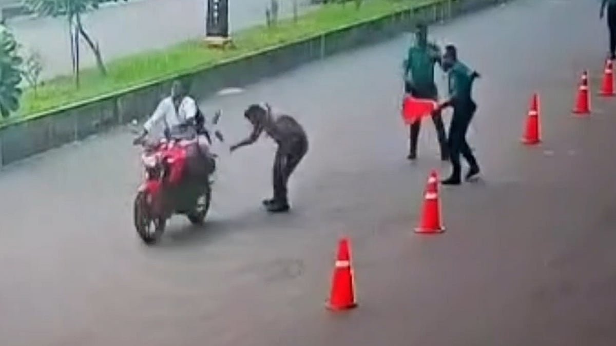 চেকপোস্টে থামার সংকেত অমান্য, এসআইকে ধাক্কা দিয়ে পালালেন দুই বাইকার