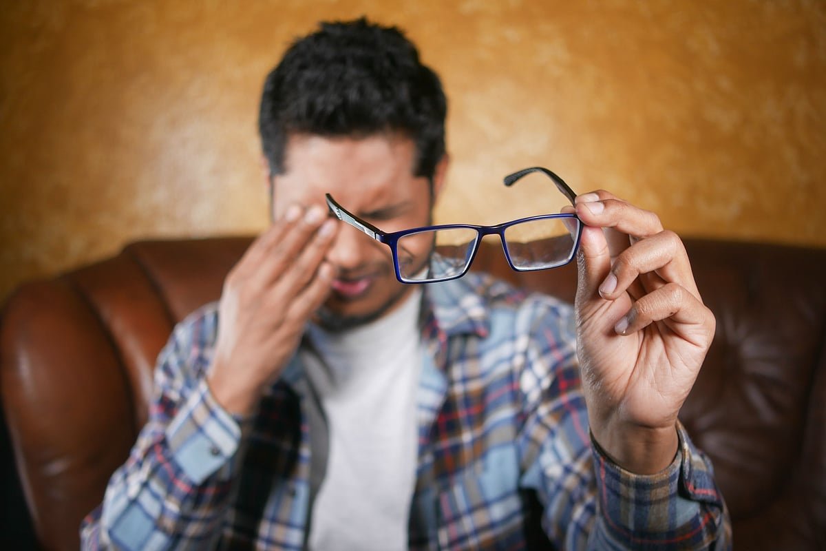 চোখের সামনে কালো, গোল ছায়া দেখতে পাওয়া কি কোনো রোগ