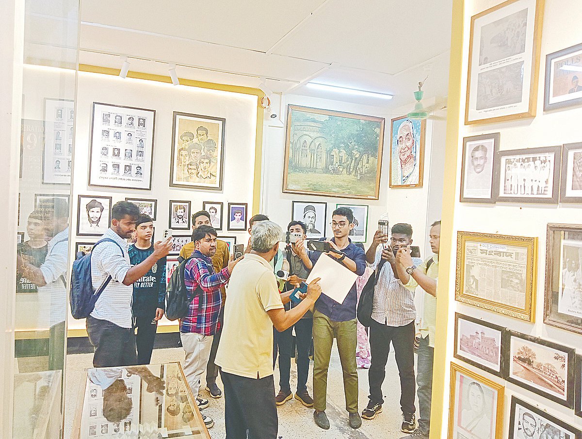 ডাকসু সংগ্রহশালা: ছবি বদলে কি ইতিহাস বদলানো যায়