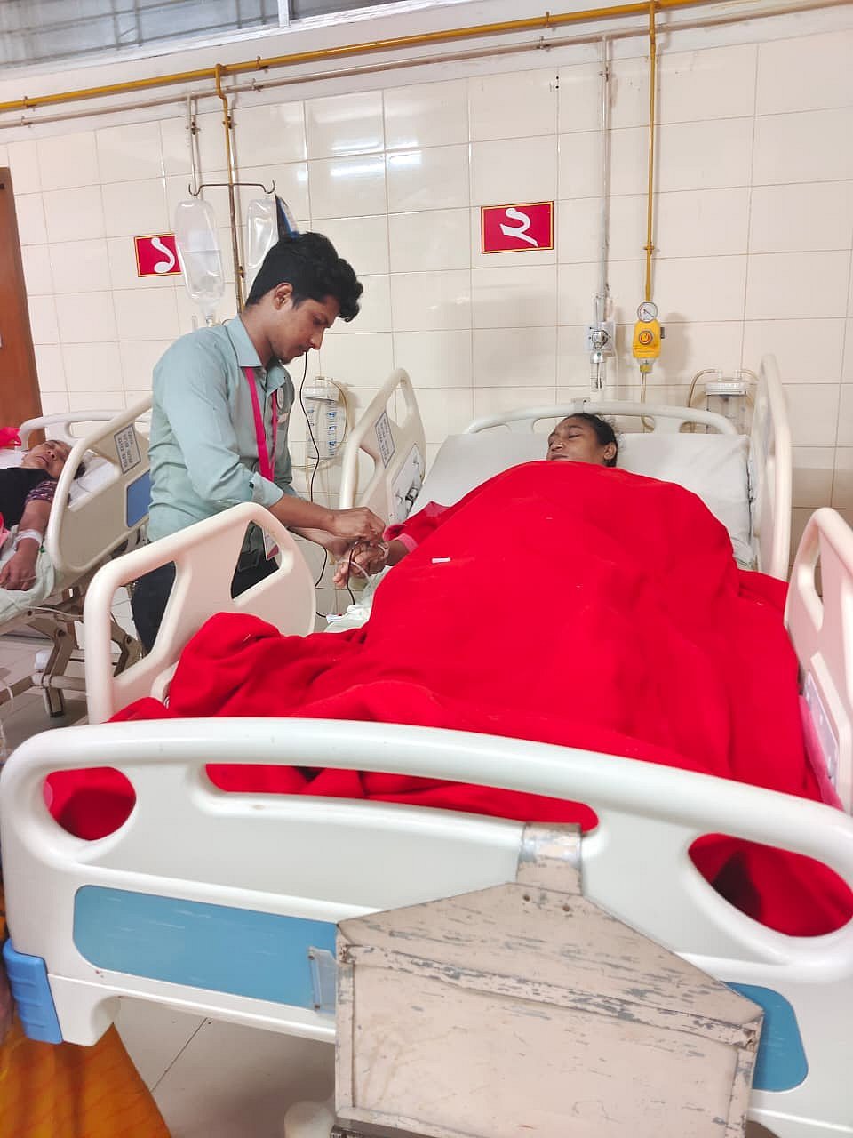 দারিদ্র্য জয় করে নার্সিং পড়ছেন আলোর পাঠশালার লিটন