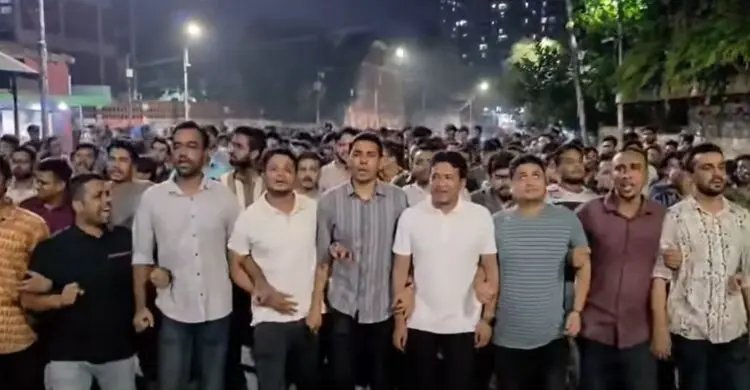 ঢাবিতে ককটেল বিস্ফোরণের প্রতিবাদে ছাত্রদলের বিক্ষোভ