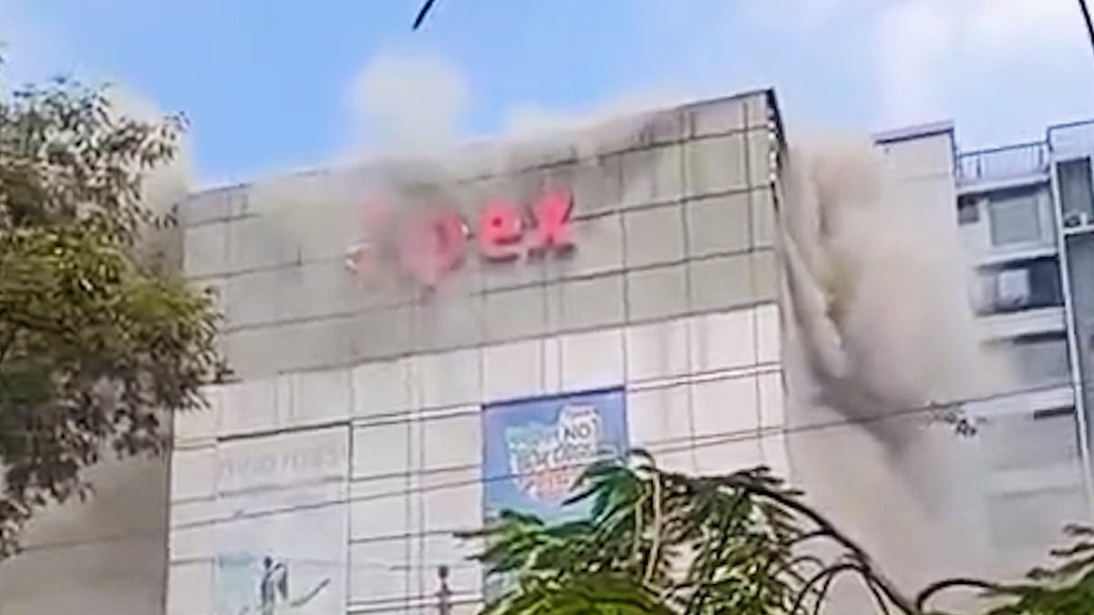 ধানমন্ডি ২৭ নম্বরে এপেক্স শোরুমে আগুন