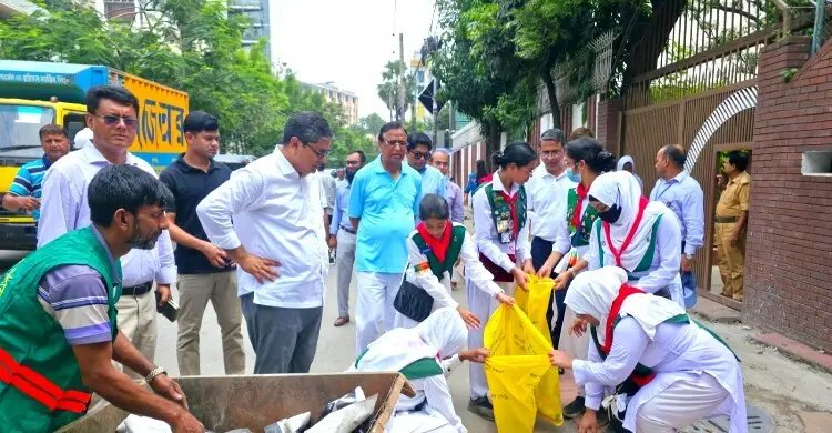 ধানমন্ডিতে দক্ষিণ সিটির ডেঙ্গু প্রতিরোধ ও পরিচ্ছন্নতা অভিযান