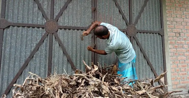 দুই দশক ধরে পরিত্যক্ত খাদ্যগুদাম, বিপাকে কৃষক