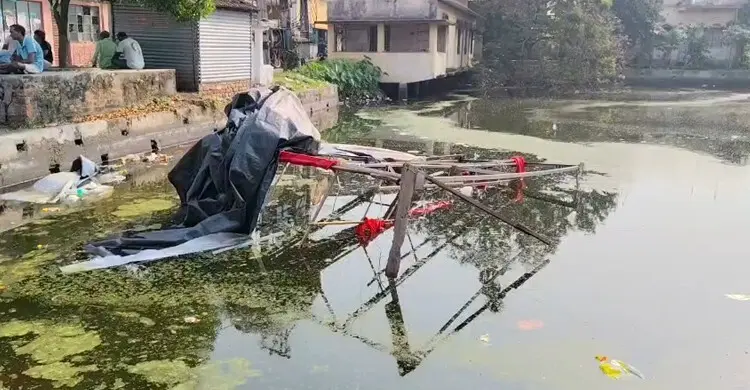দুর্গাপূজায় বামপন্থিদের বইয়ের দোকান ভাঙার অভিযোগ বিজেপির বিরুদ্ধে