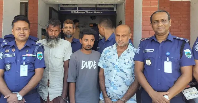 দুর্ঘটনাকবলিত সিএনজির গাঁজা গেল দুই বাড়িতে, গ্রেফতার ৪