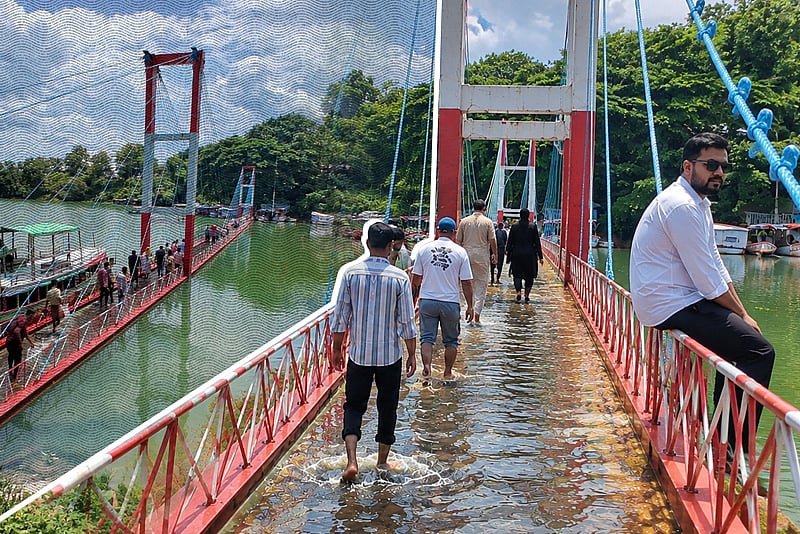 দ্বিতীয় দফায় পানিতে তলিয়ে গেল ঝুলন্ত সেতু, নিষেধাজ্ঞার পরও সেতু পারাপার