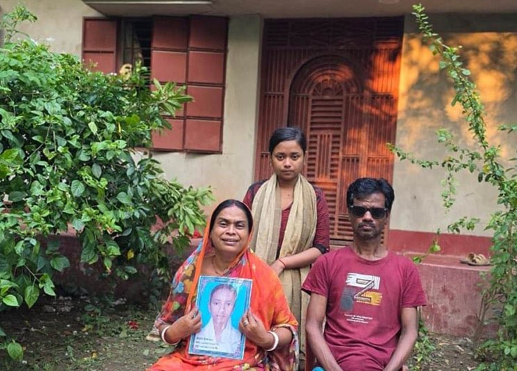 ঈশা আর ফিরবে না, তার ছবি বুকে নিয়ে কাঁদছেন মা, দিশাহারা পক্ষাঘাতগ্রস্ত বাবা