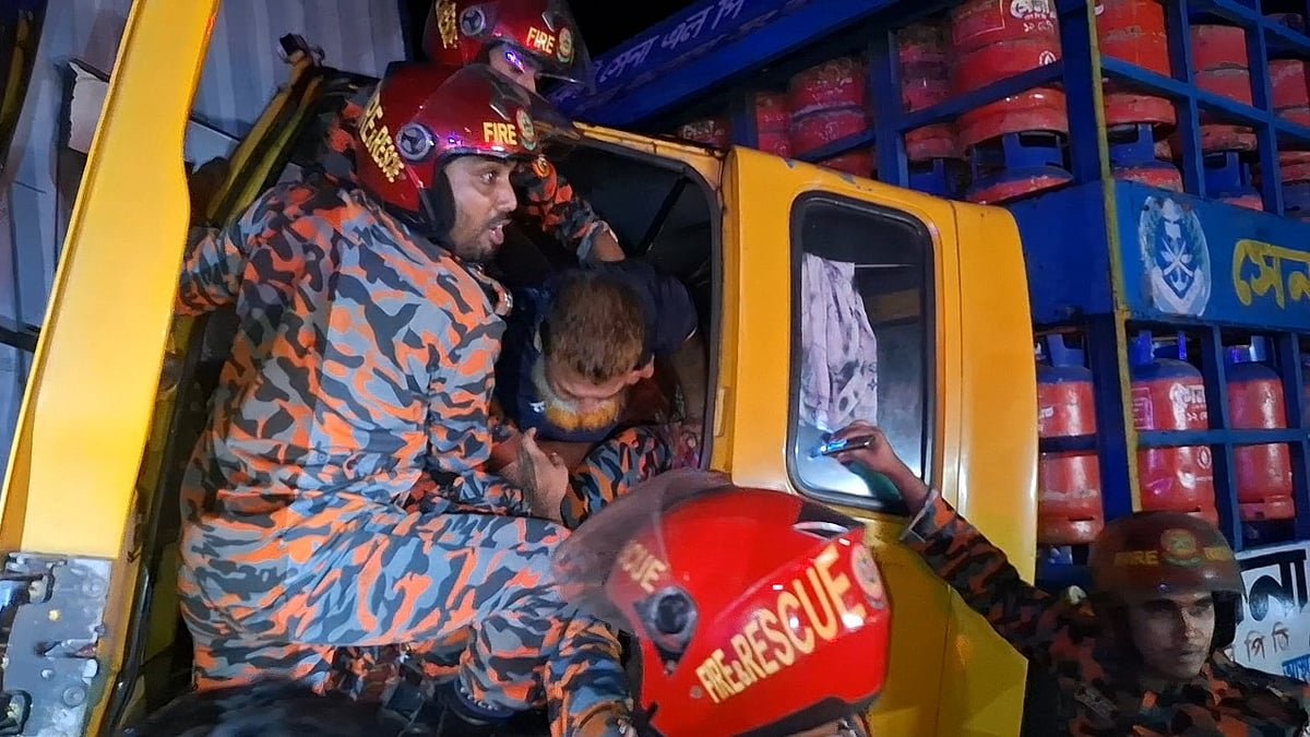 এক্সপ্রেসওয়েতে দুর্ঘটনায় ট্রাকে আটকে পড়েন চালক, পরে জীবিত উদ্ধার