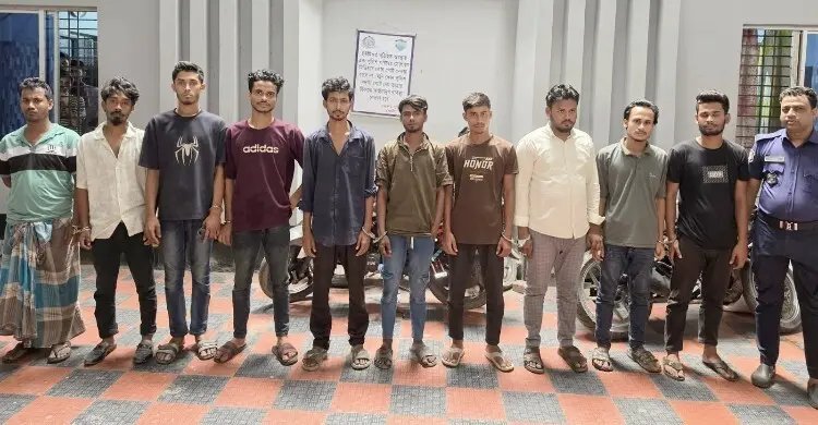 ফেনীতে বিশেষ অভিযানে ডাকাতসহ গ্রেফতার ২১