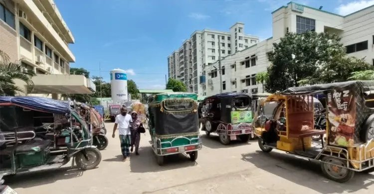 ফরিদপুর মেডিকেলে অবৈধ পার্কিং, ভোগান্তিতে রোগীরা