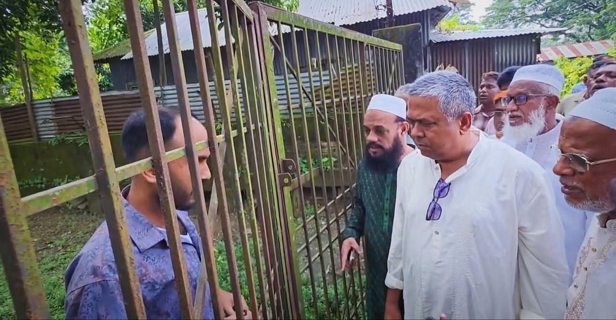 গাজীপুরে স্বাস্থ্যকেন্দ্রের তালবদ্ধ ফটক দেখে সংসদ সদস্যের ক্ষোভ