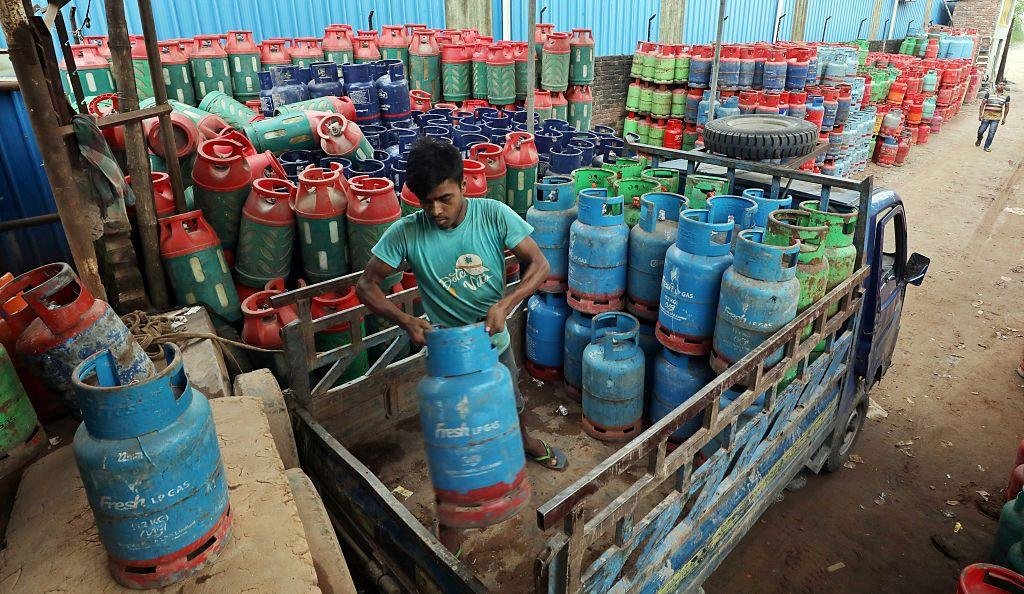 'গ্যাস সিলিন্ডার নাই, তবে ২৩০০ দিলে বাসায় দিয়ে আসবো'