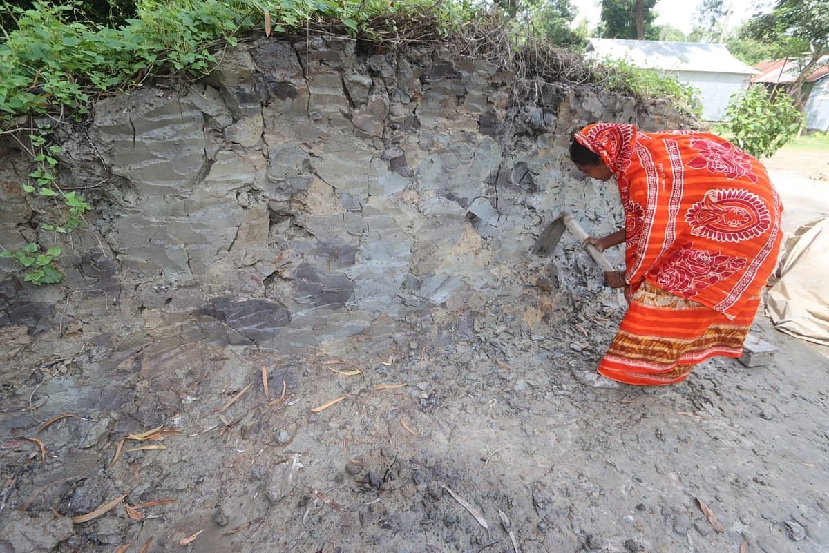 হারিয়ে যেতে বসা পোড়ামাটির পাট