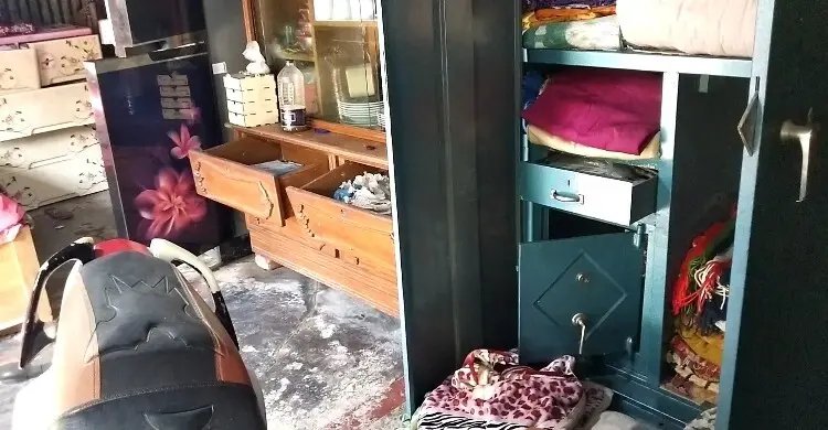 হাসপাতালে পুলিশ কর্মকর্তা, ফাঁকা বাড়িতে চোরের হানা
