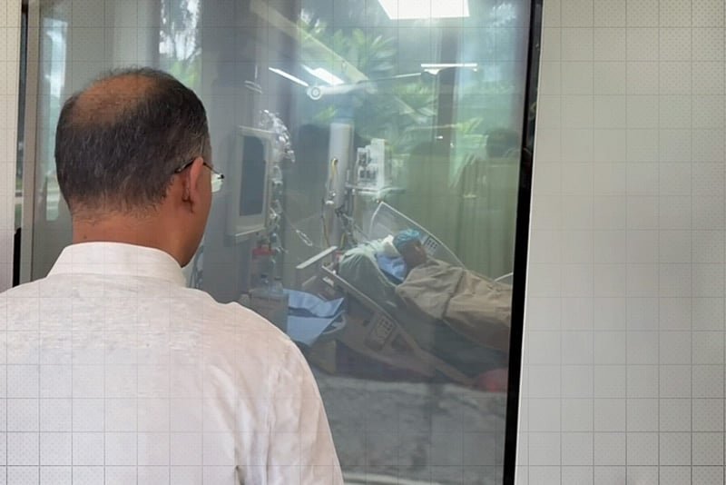 হাটহাজারী দুর্ঘটনায় গুরুতর আহত সেনা কর্মকর্তাকে দেখতে সিএমএইচে প্রধানমন্ত্রী