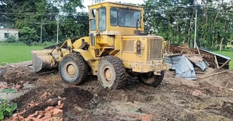হাটহাজারীতে অভিযান, আড়াই কোটি টাকার সরকারি জমি পুনরুদ্ধার