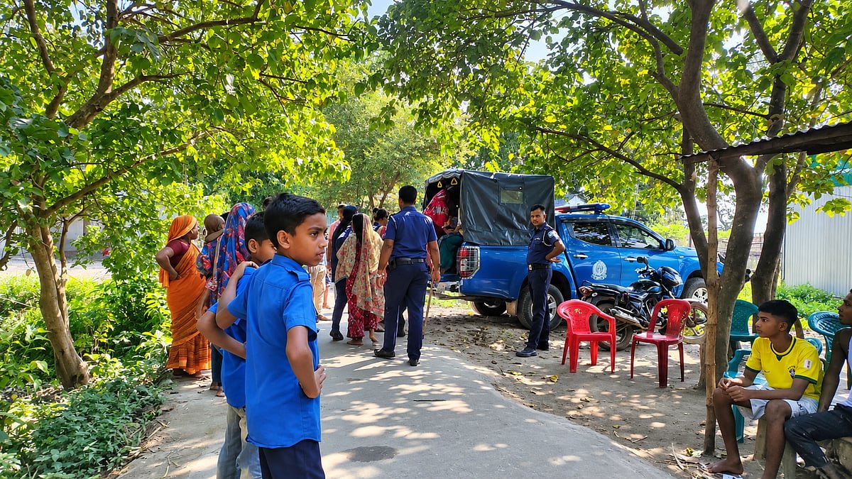 হাতকড়াসহ পুলিশের কাছ থেকে পালালেন কার্যক্রম নিষিদ্ধ আওয়ামী লীগ নেতা, ধরে নেওয়া হলো ৭ স্বজনকে