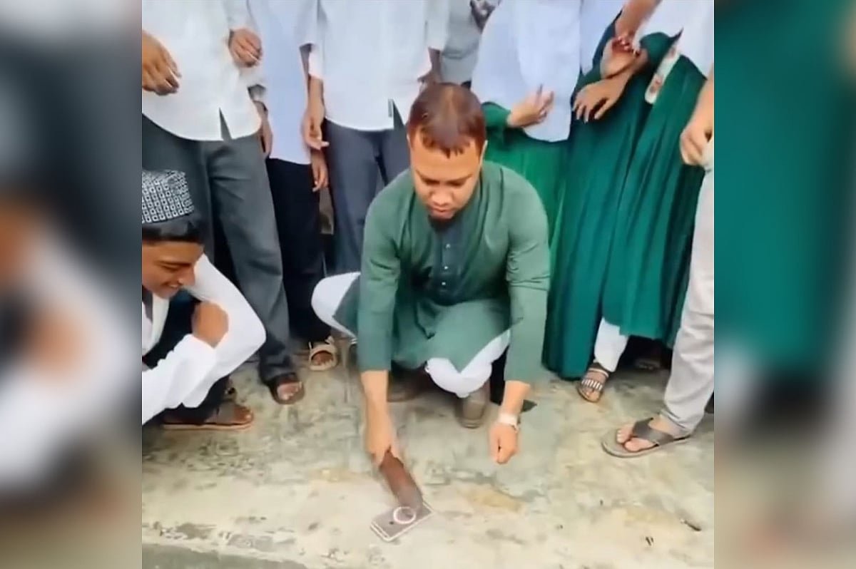 হাতুড়ি দিয়ে শিক্ষার্থীর ফোন ভেঙে শিক্ষক বললেন, ‘নেক্সটে ফোন আনতে চিন্তা কইরো’