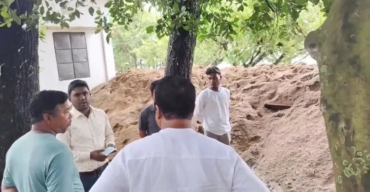 ইউএনও অফিসের সামনে লুটের বালু, ছবি-ভিডিও ছড়ানোর পর জব্দের নির্দেশ