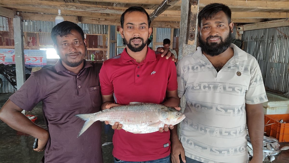 জাল তুলতেই উঠে এল ২ কেজি ১০০ গ্রাম ওজনের ইলিশ