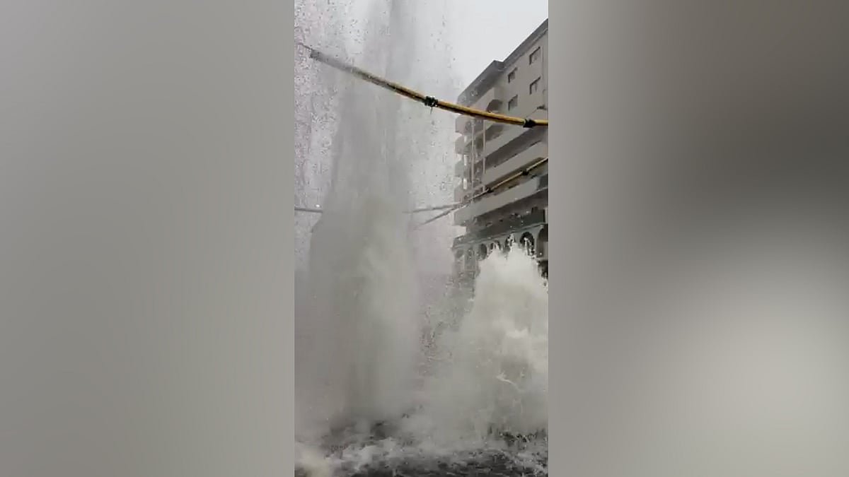 জাপানে ম্যানহোল থেকে তৈরি হলো পানির ফোয়ারা