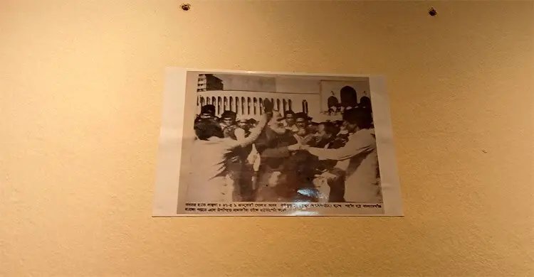 জিন্নাহর ছবি ছেঁড়ার পর গোলাম আজমের ছবি টাঙানো নিয়ে নতুন বিতর্ক