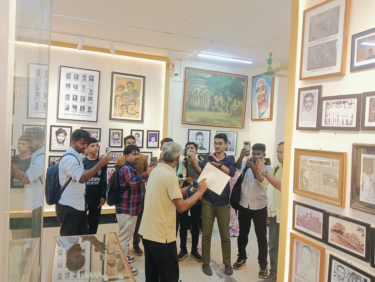 জিন্নাহর ছবি টানানোয় প্রতিবাদ, ব্যবস্থা
নেবে প্রশাসন