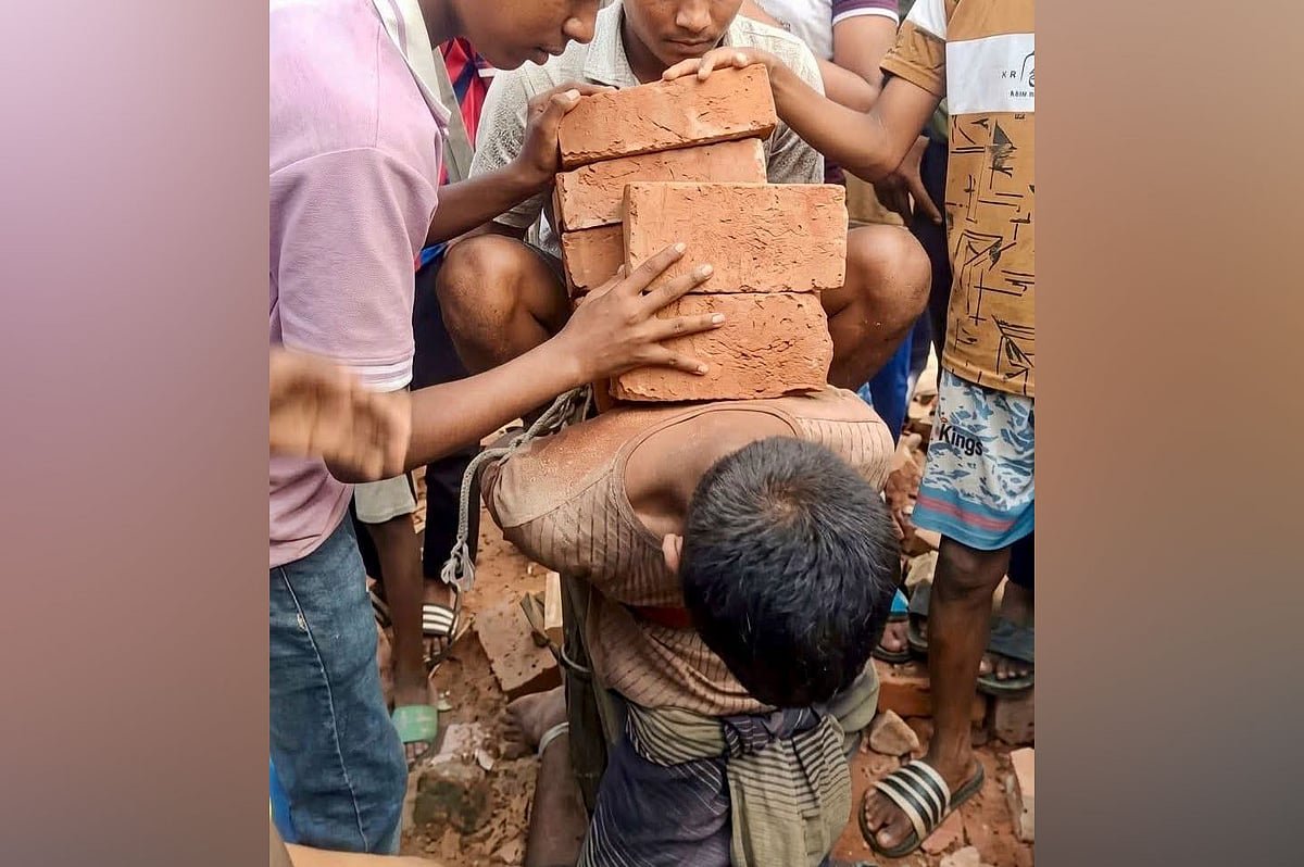 খুঁটিতে বাঁধা যুবকের দুই হাত, পিঠে ইট, দল বেঁধে পিটুনি